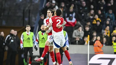 Expuls&atilde;o de brasileiro e Vitor Pereira conservador ajudam Arsenal em vit&oacute;ria fundamental