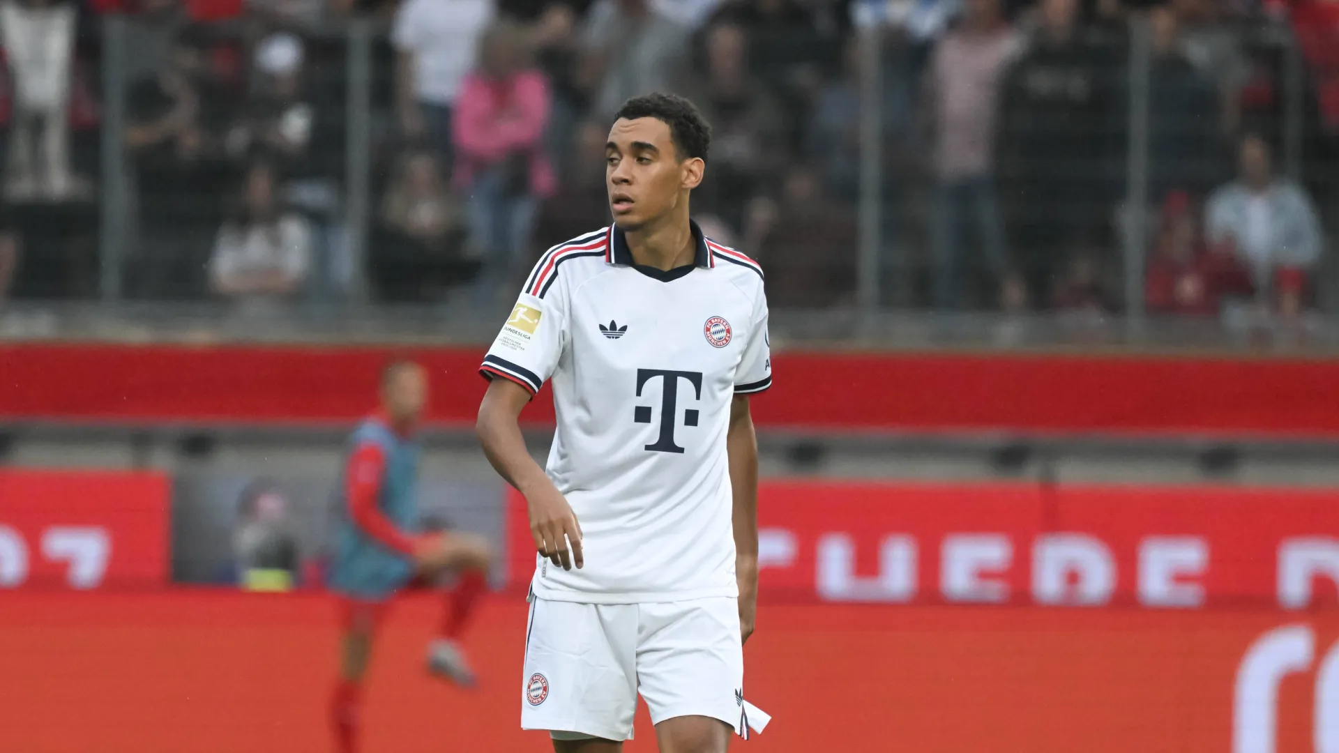 Musiala explica mal-estar ap&oacute;s novo susto em jogo do Bayern: &lsquo;Pode ocorrer em qualquer momento&rsquo;