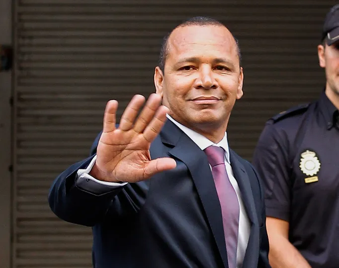 Pai de Neymar dando tchauzinho