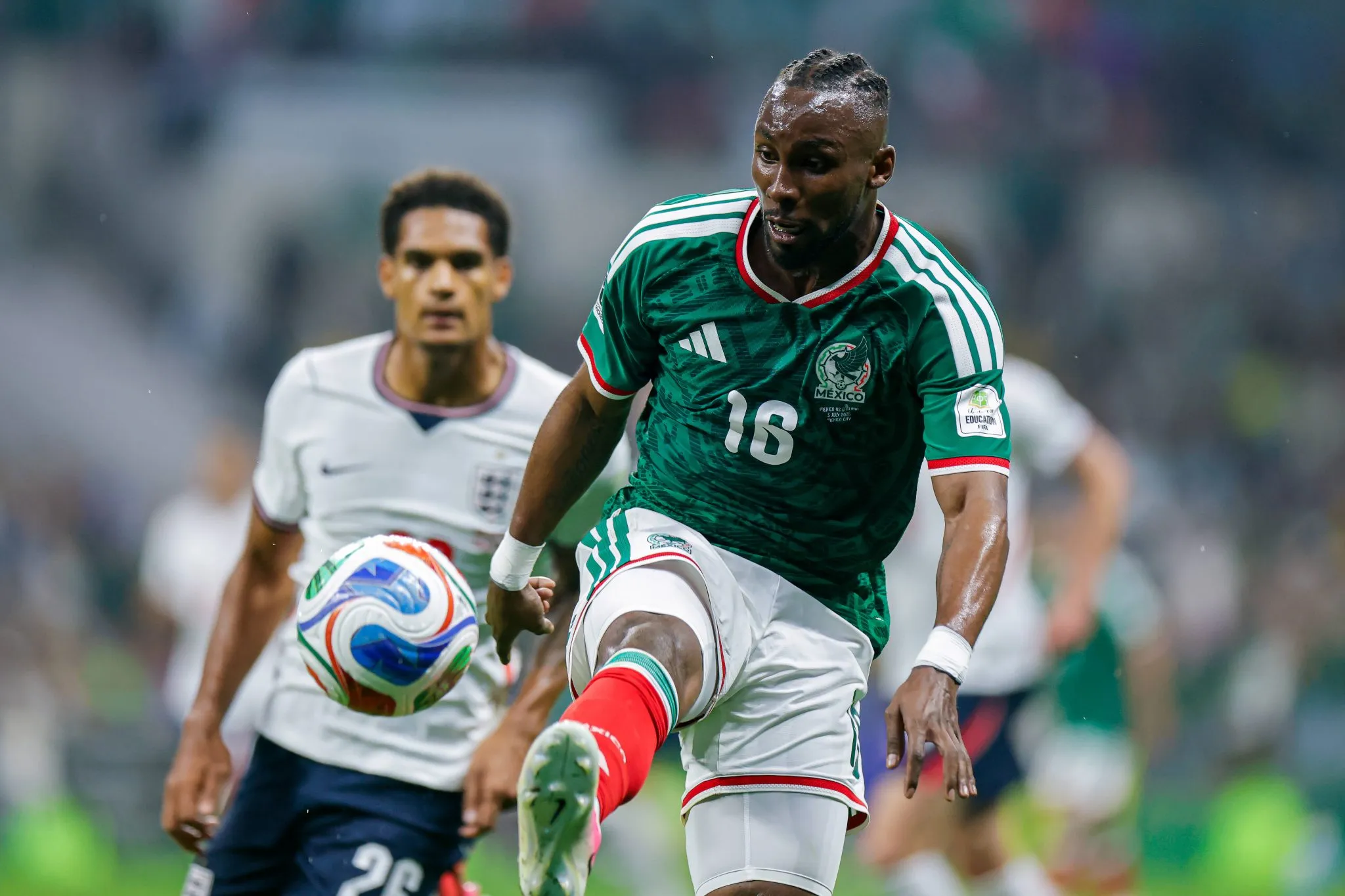 Qui&ntilde;ones marcou um dos gols do M&eacute;xico contra a Inglaterra