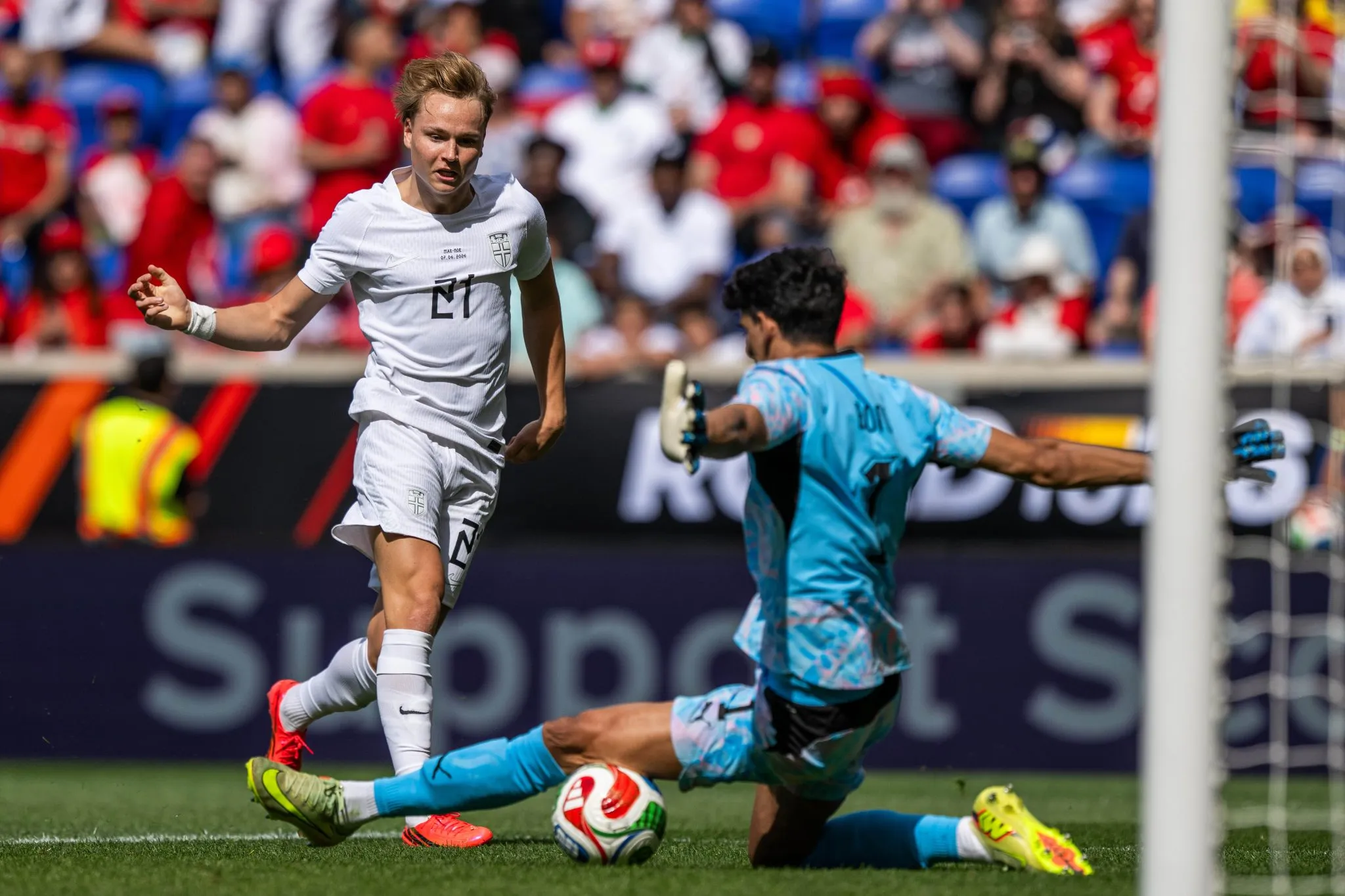 Bounou defende chute de Schjelderup (Foto: Bildbyran / Icon Sport)