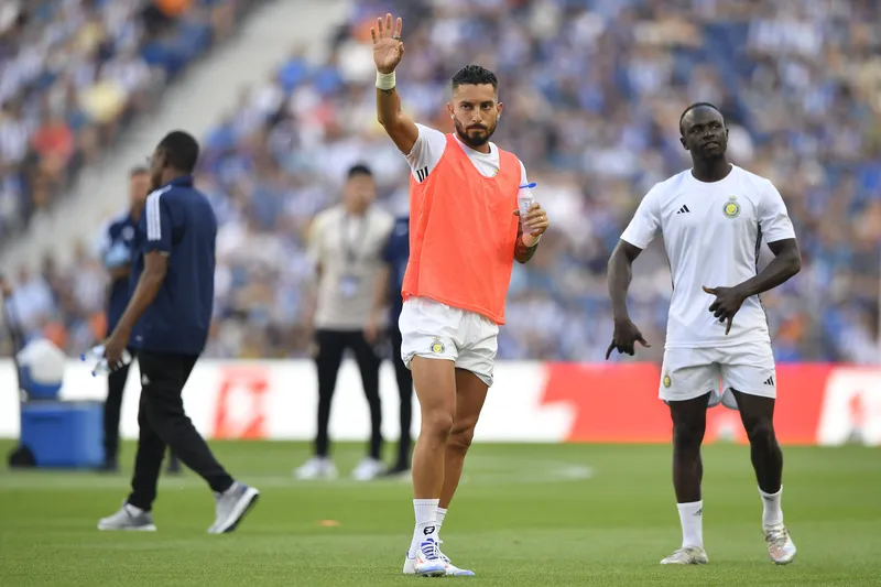 Alex Telles acena para torcedores do Al-Nassr