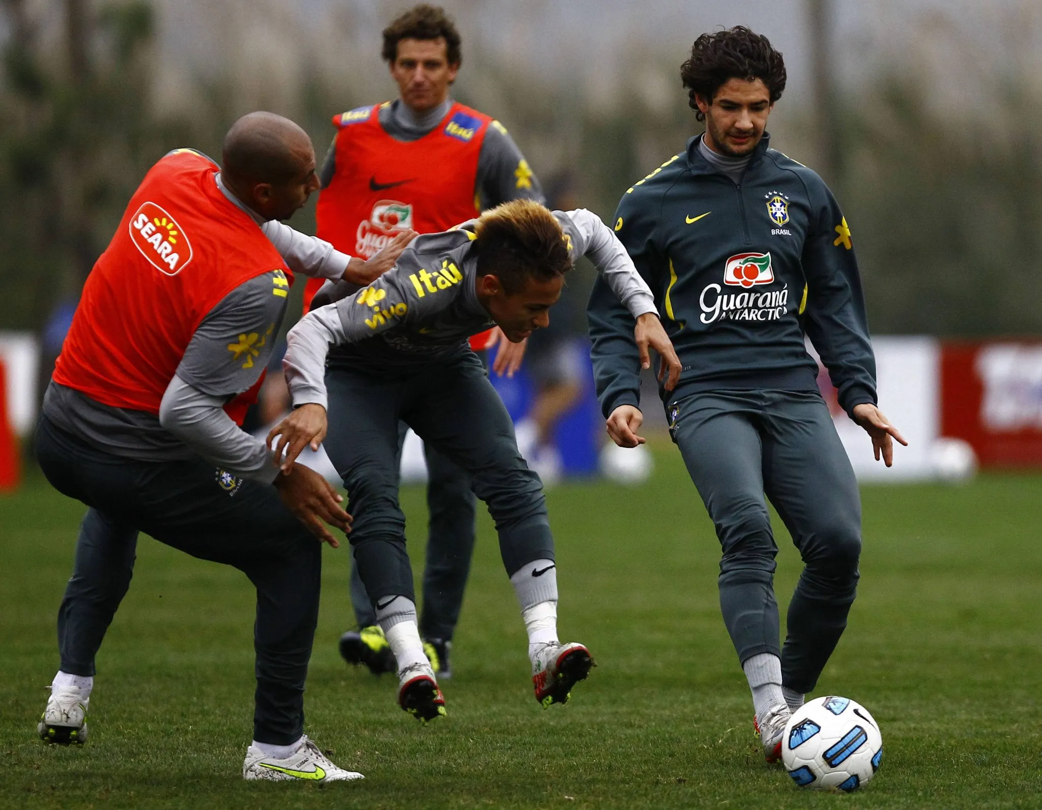 Luis&atilde;o marca Neymar em treino da sele&ccedil;&atilde;o brasileira, em 2011