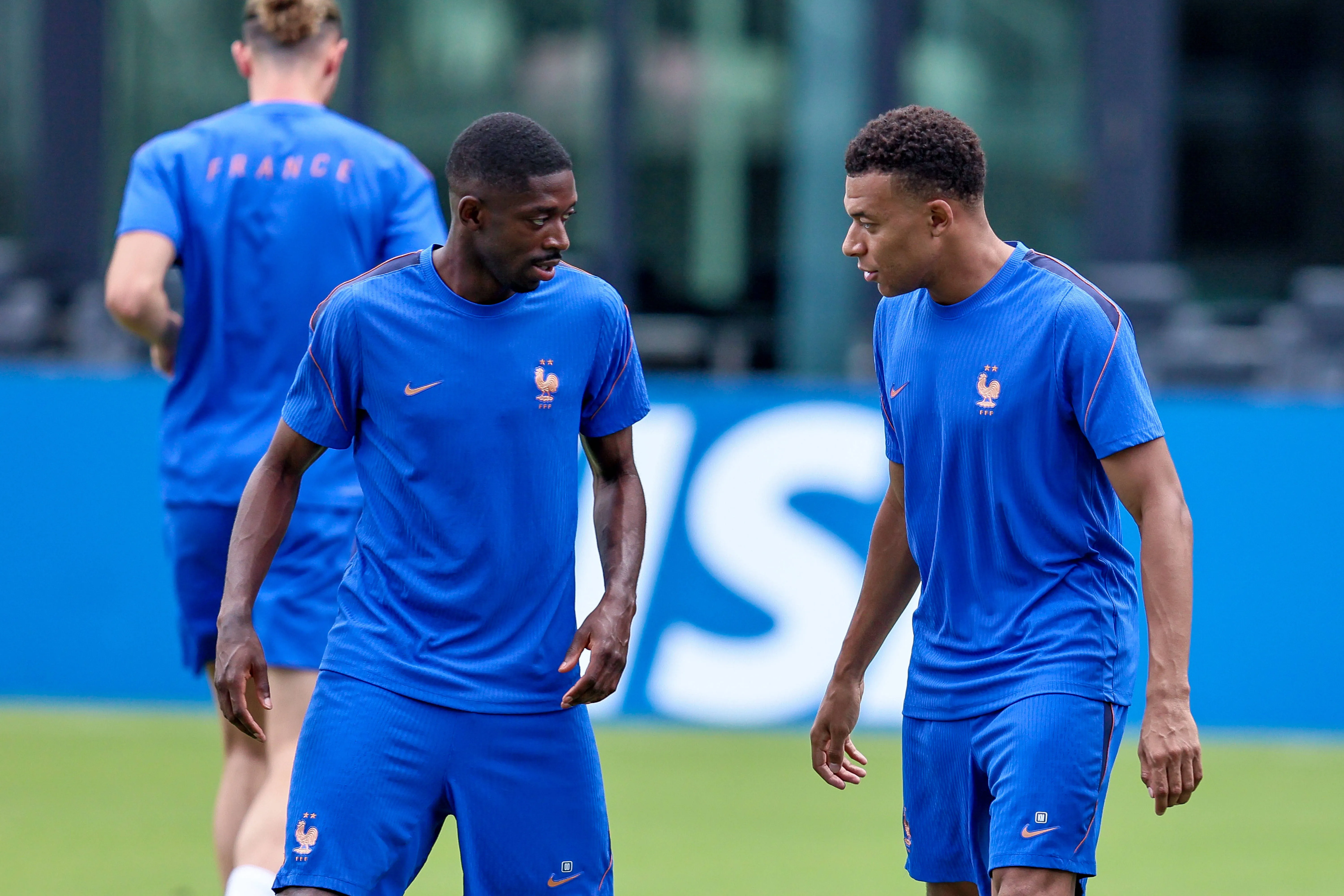 Ousmane Dembélé e Kylian Mbappé durante treino da seleção francesa (Foto: IMAGO / Icon Sportswire)