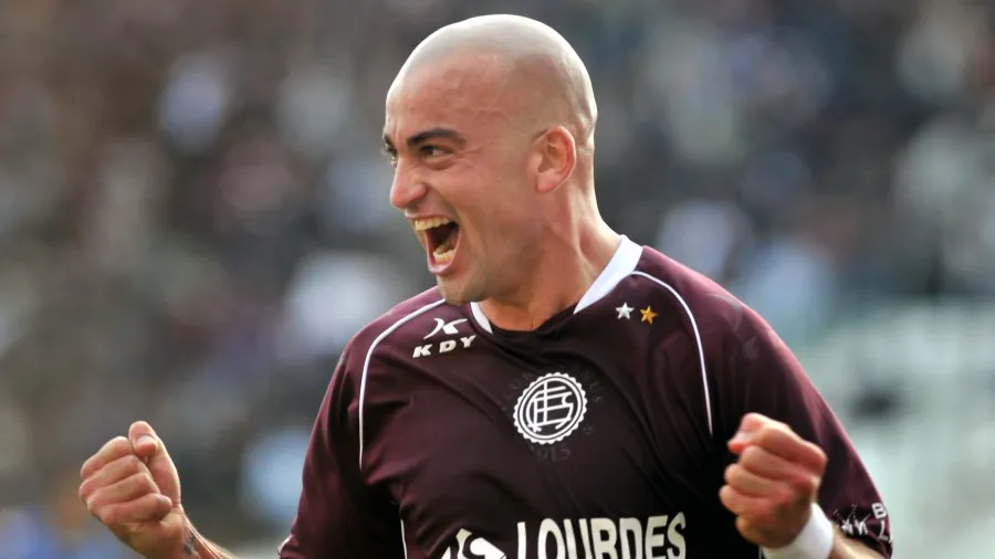 Santiago Silva, centroavante do Lan&uacute;s