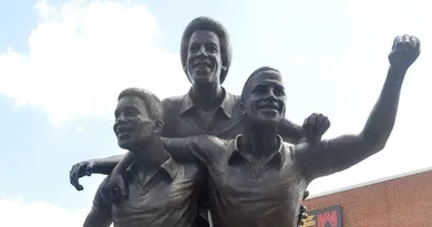 A torcida do West Brom imortalizou seus &ldquo;Three Degrees&rdquo;, s&iacute;mbolos do futebol e da luta contra o racismo