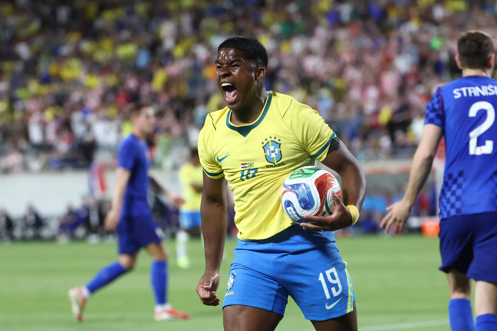 Endrick comemora p&ecirc;nalti sofrido durante amistoso contra a Cro&aacute;cia