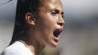 Multicampe&atilde; pelo Corinthians se envolve em acidente, atropela pedestre e &eacute; agredida