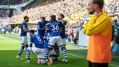 Schalke enterra mais um pouco o sonho do Dortmund de levar a Bundesliga com vit&oacute;ria fora de casa