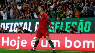Cristiano Ronaldo chega a 699 gols na carreira com um gola&ccedil;o por Portugal contra Luxemburgo