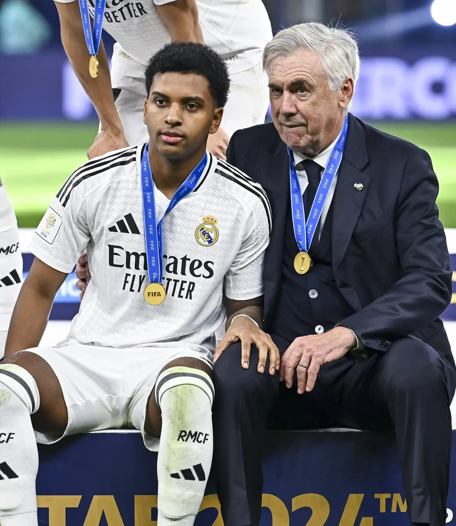 Rodrygo e Carlo Ancelotti durante comemora&ccedil;&atilde;o de t&iacute;tulo pelo Real Madrid