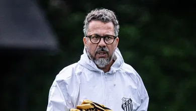 O que esperar de Cl&eacute;ber Xavier no Santos? Ex-jogadores e t&eacute;cnicos opinam