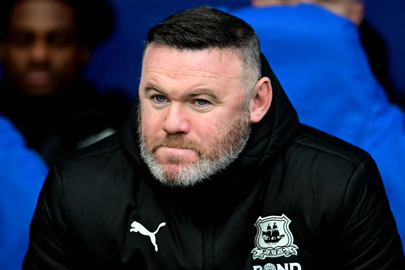 Wayne Rooney no banco de reservas do Plymouth Argyle