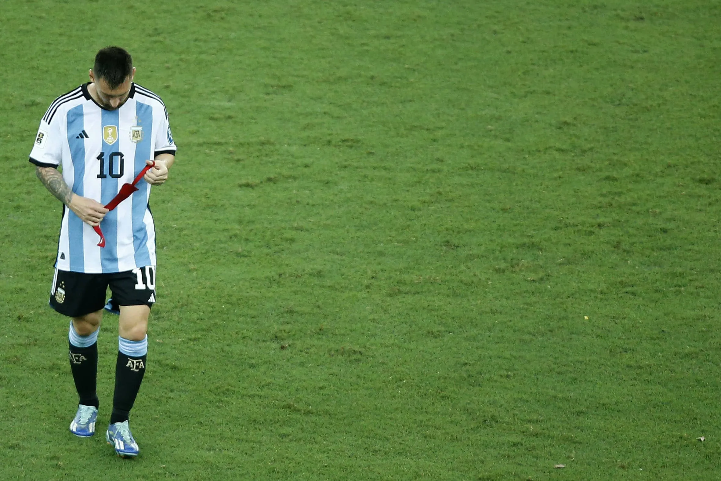 Cada camisa de Messi na Copa valeu R$ 6,4 milh&otilde;es &mdash; e quem vendeu est&aacute; triste com o valor