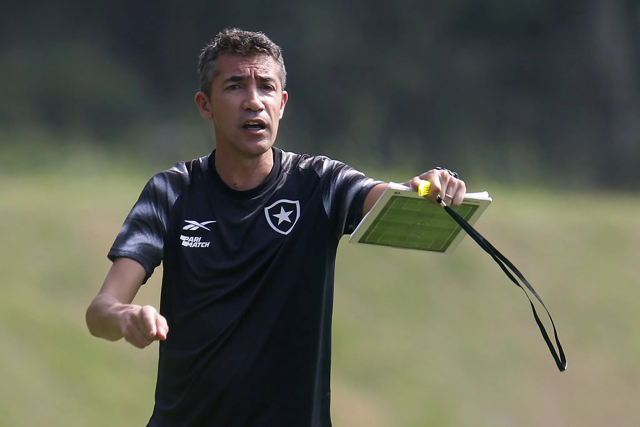 Botafogo: Bruno Lage tem problemas para resolver dentro e fora de campo