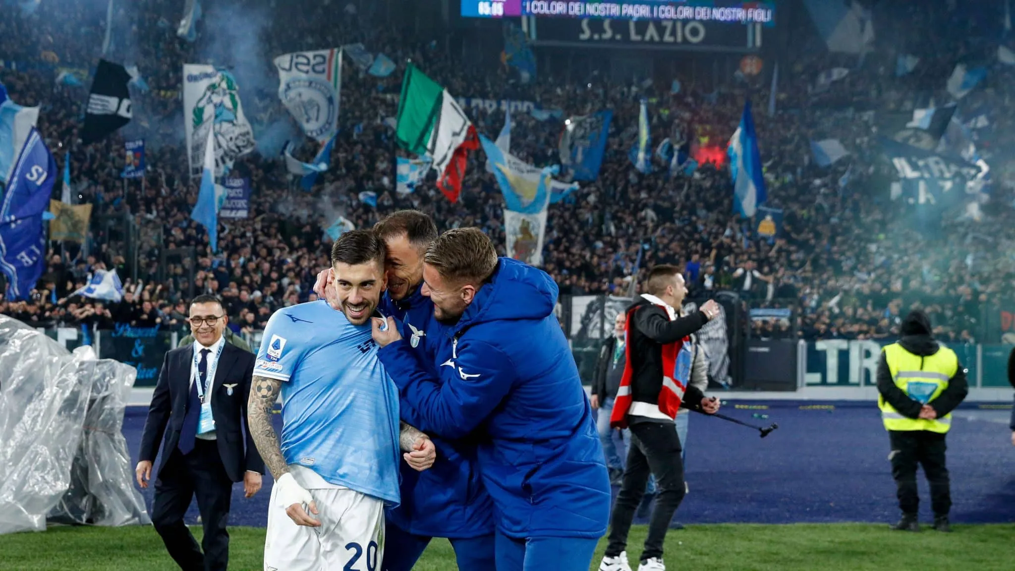 Gol de Zaccagni d&aacute; vit&oacute;ria &agrave; Lazio sobre a Roma, que teve um jogador expulso no primeiro tempo
