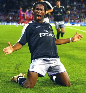 Drobga comemora gol com a segunda camisa dos Blues em 2004-05