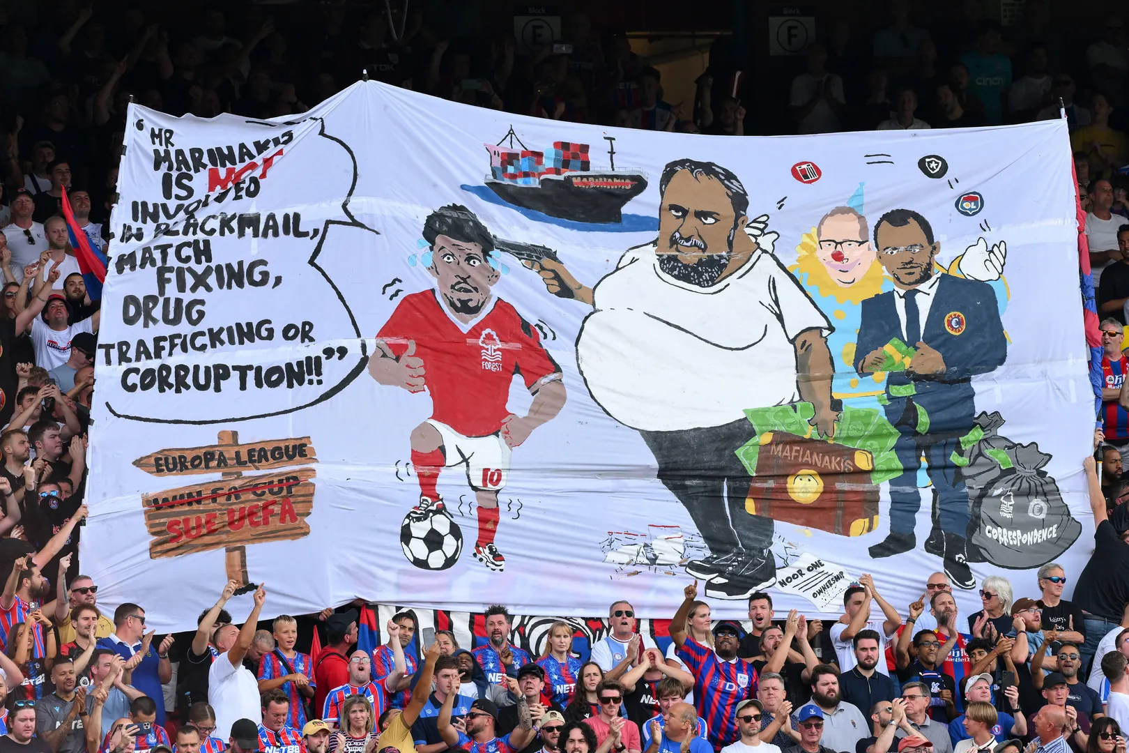 Faixa dos torcedores do Crystal Palace com Evangelos Marinakis-Morgan Gibbs-White (Foto: IMAGO / NurPhoto)