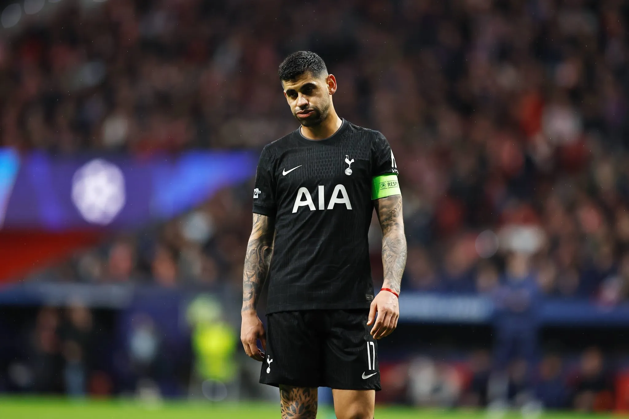 Cuti Romero cabisbaixo durante jogo do Tottenham