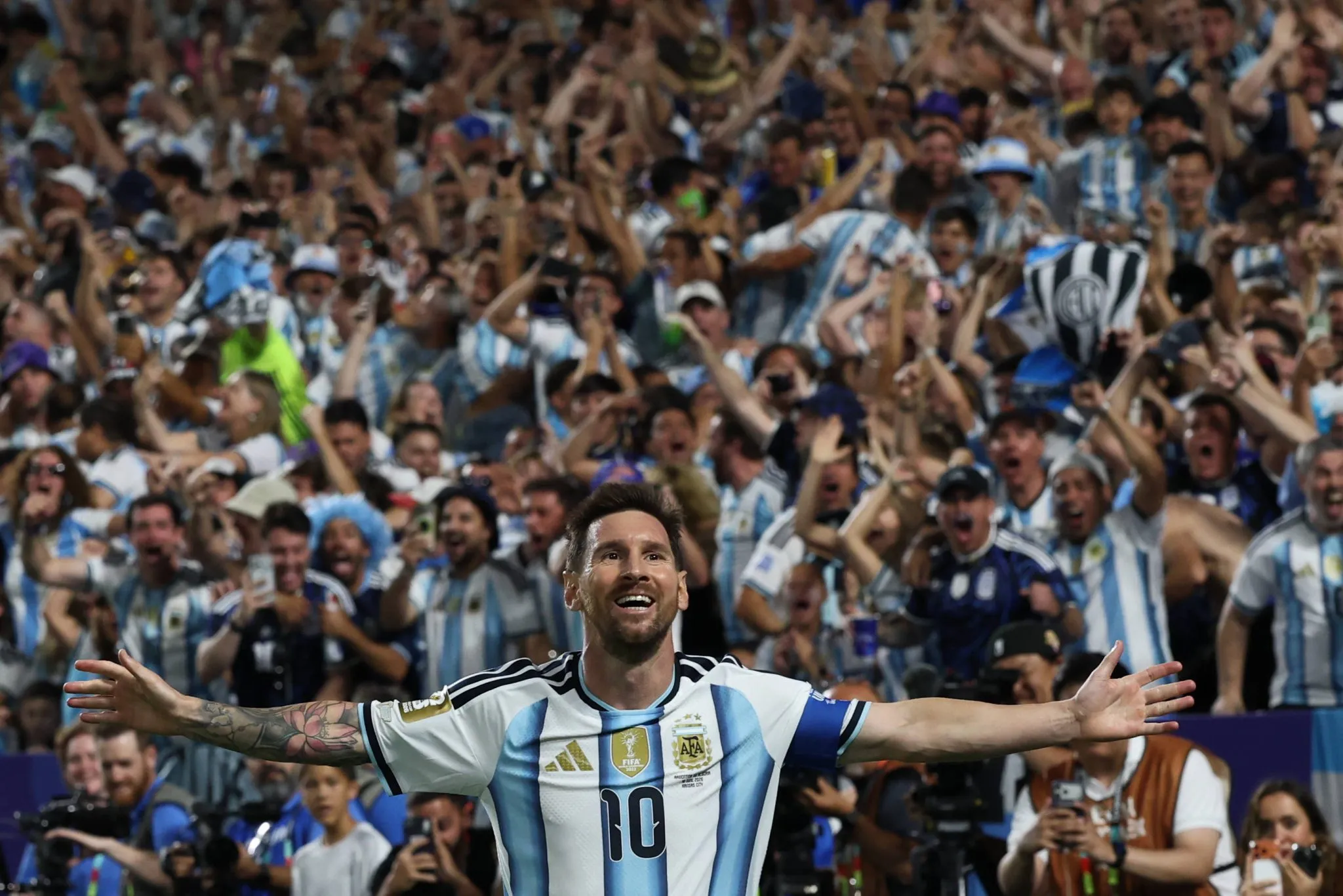 Lionel Messi comemora seu gol com a torcida da Argentin