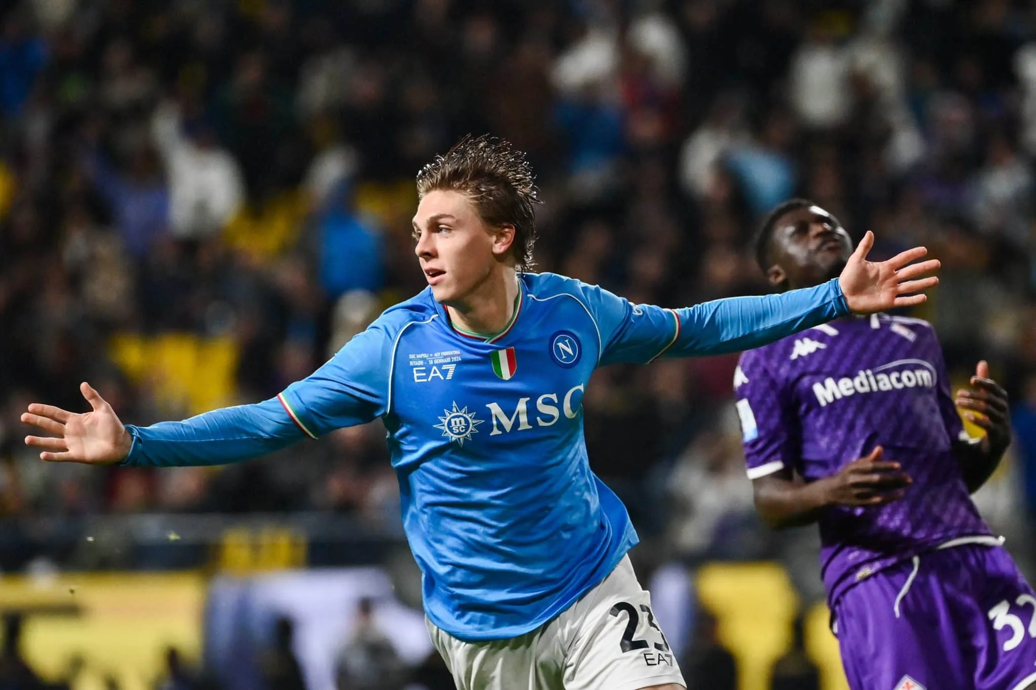 Jovem estrela brilha, Fiorentina desperdi&ccedil;a p&ecirc;nalti e Napoli aguarda Inter ou Lazio na final da Supercopa