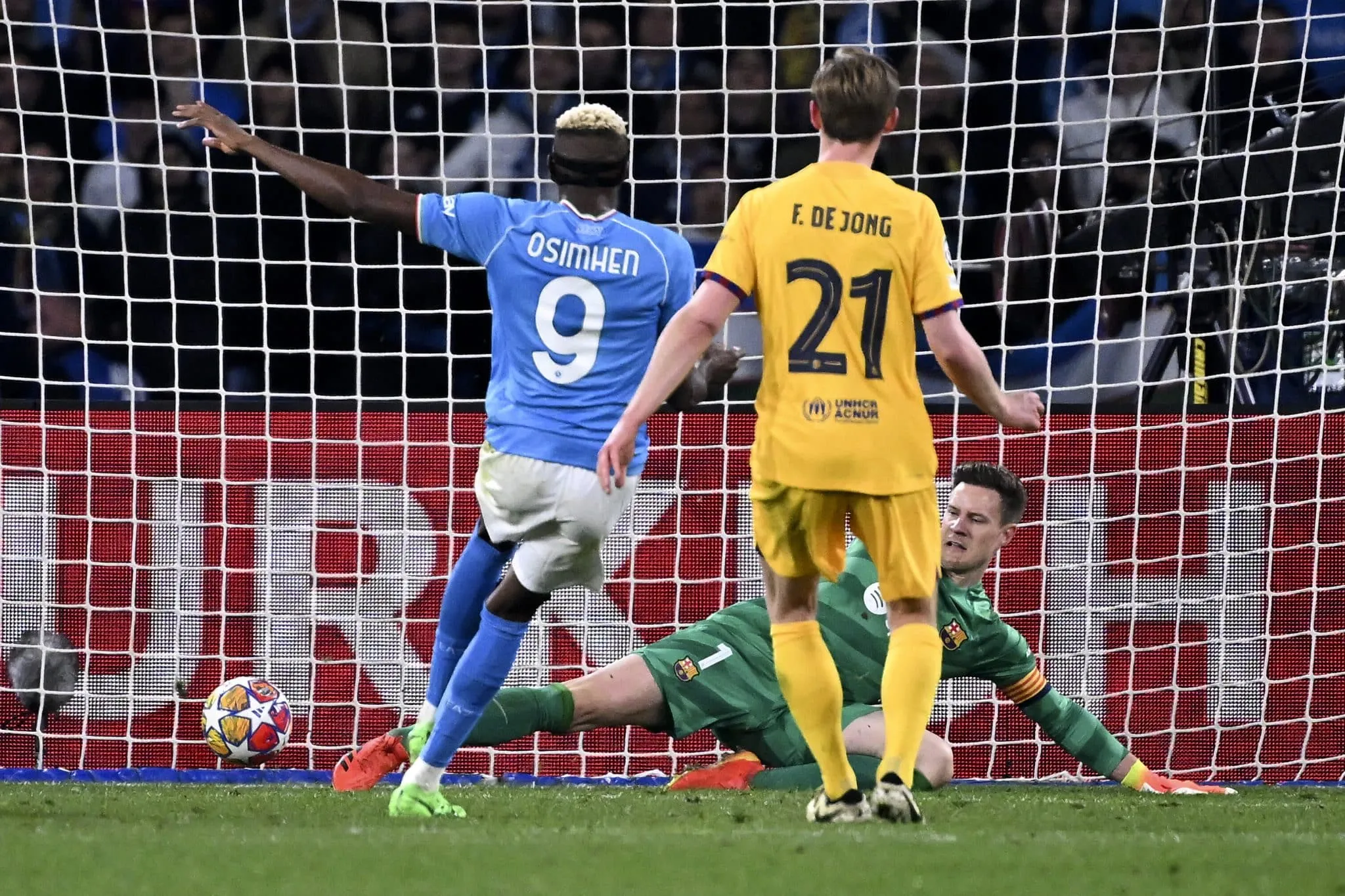 Lewandowski x Osimhen: artilheiros fazem chover e deixam decis&atilde;o entre Napoli x Barcelona aberta
