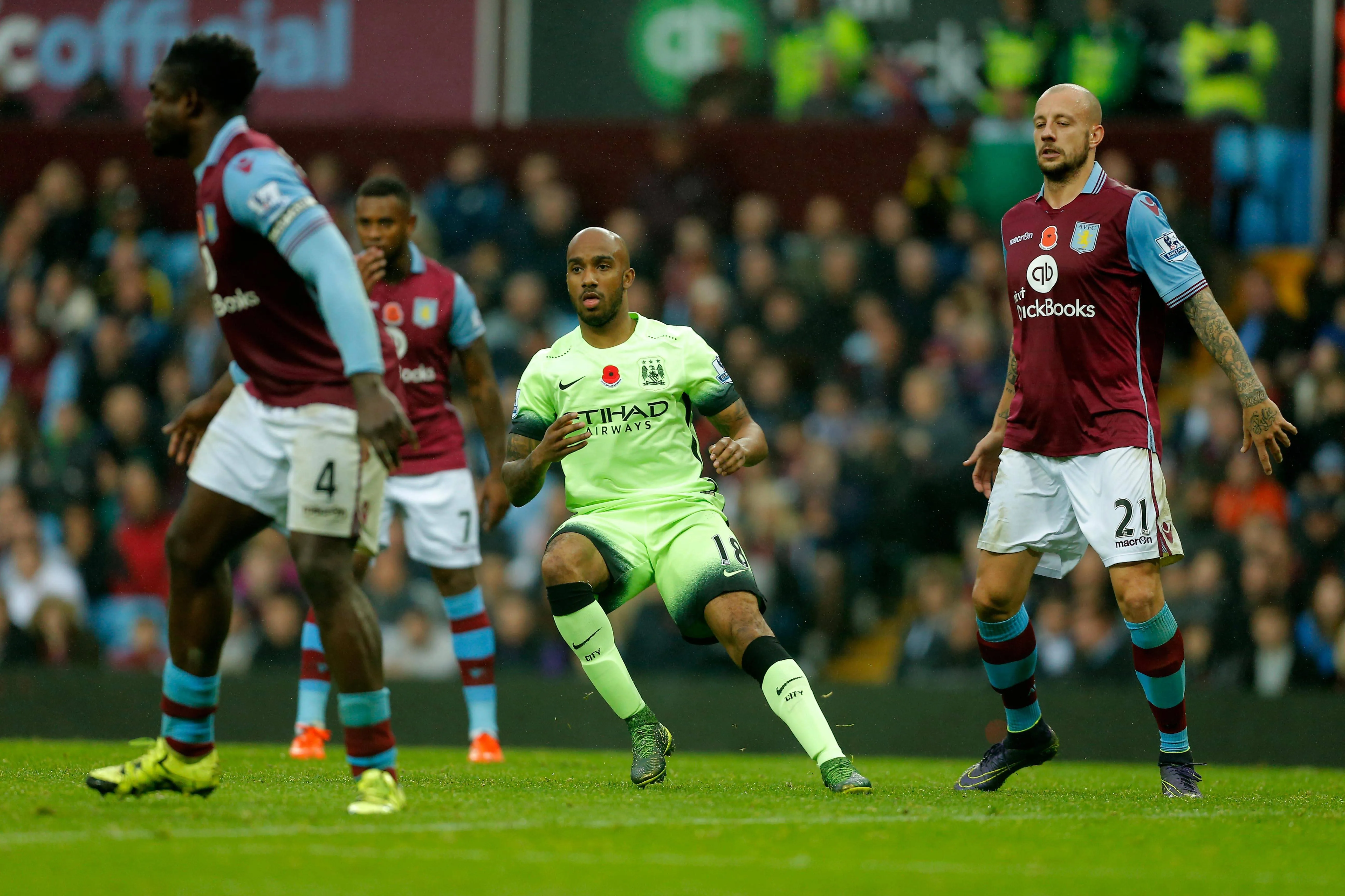 Fabian Delph com as cores do Manchester City durante reencontro com Aston Villa (Foto: Imago/Newscom World)