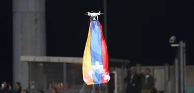 Um drone com manifesta&ccedil;&atilde;o pol&iacute;tica causou confus&atilde;o e interrompeu o jogo do Qarabag na Liga Europa