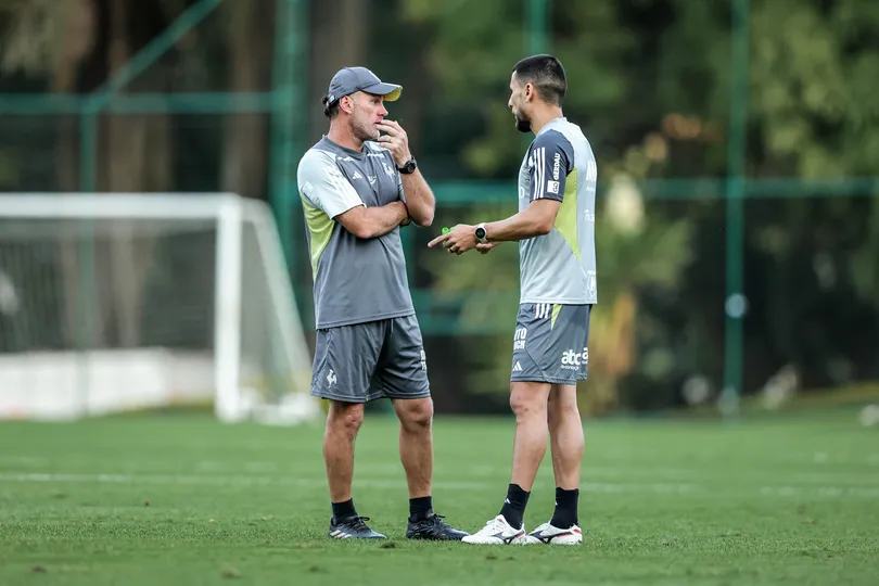 Alonso e Milito durante treino do Atl&eacute;tico