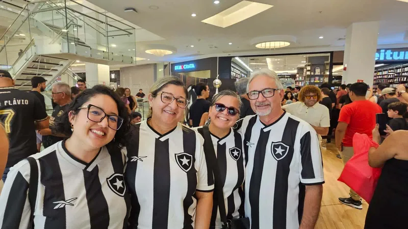 Beatriz foi ver a ta&ccedil;a da Libertadores com os pais e a vizinha botafoguense (Foto: Gabriel Rodrigues/Trivela)