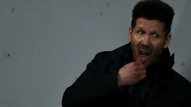 Presidente do Atl&eacute;tico diz que Simeone n&atilde;o &eacute; intoc&aacute;vel, mas o defende: &ldquo;Quem n&atilde;o gosta que compre um clube&rdquo;