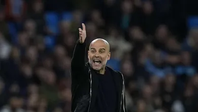 Guardiola sofre cr&iacute;ticas e tem ataque de f&uacute;ria no City, mas &eacute; salvo por reserva no &uacute;ltimo lance