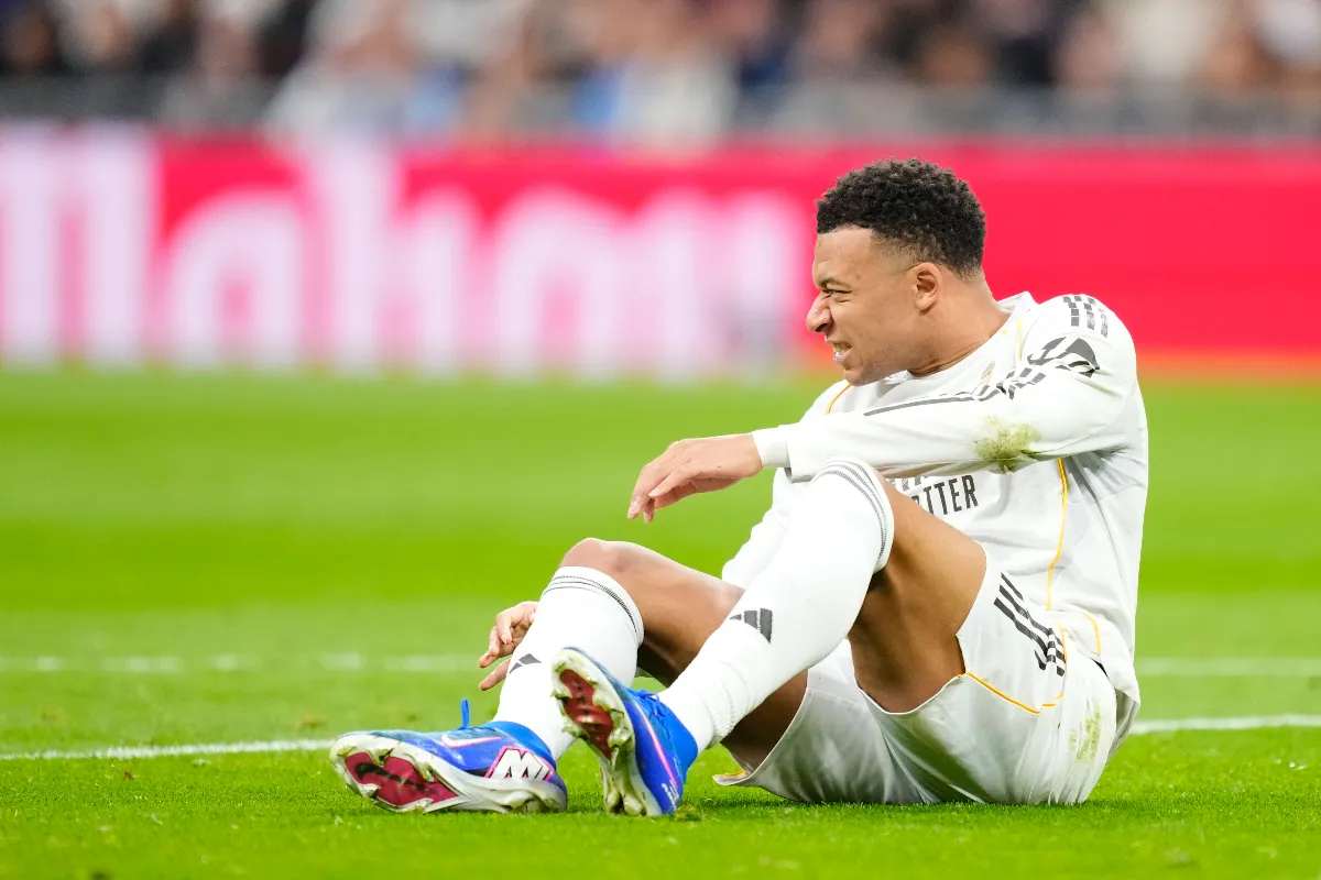 Kylian Mbapp&eacute;, centroavante do Real Madrid e da Fran&ccedil;a, cai lesionado no gramado. (Foto: Imago/NurPhoto)