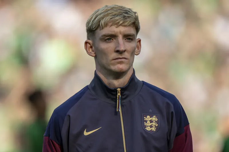 Considerado uma das grandes promessas do futebol ingl&ecirc;s, Anthony Gordon renova seu contrato com o Newcastle. Foto: Icon Sport