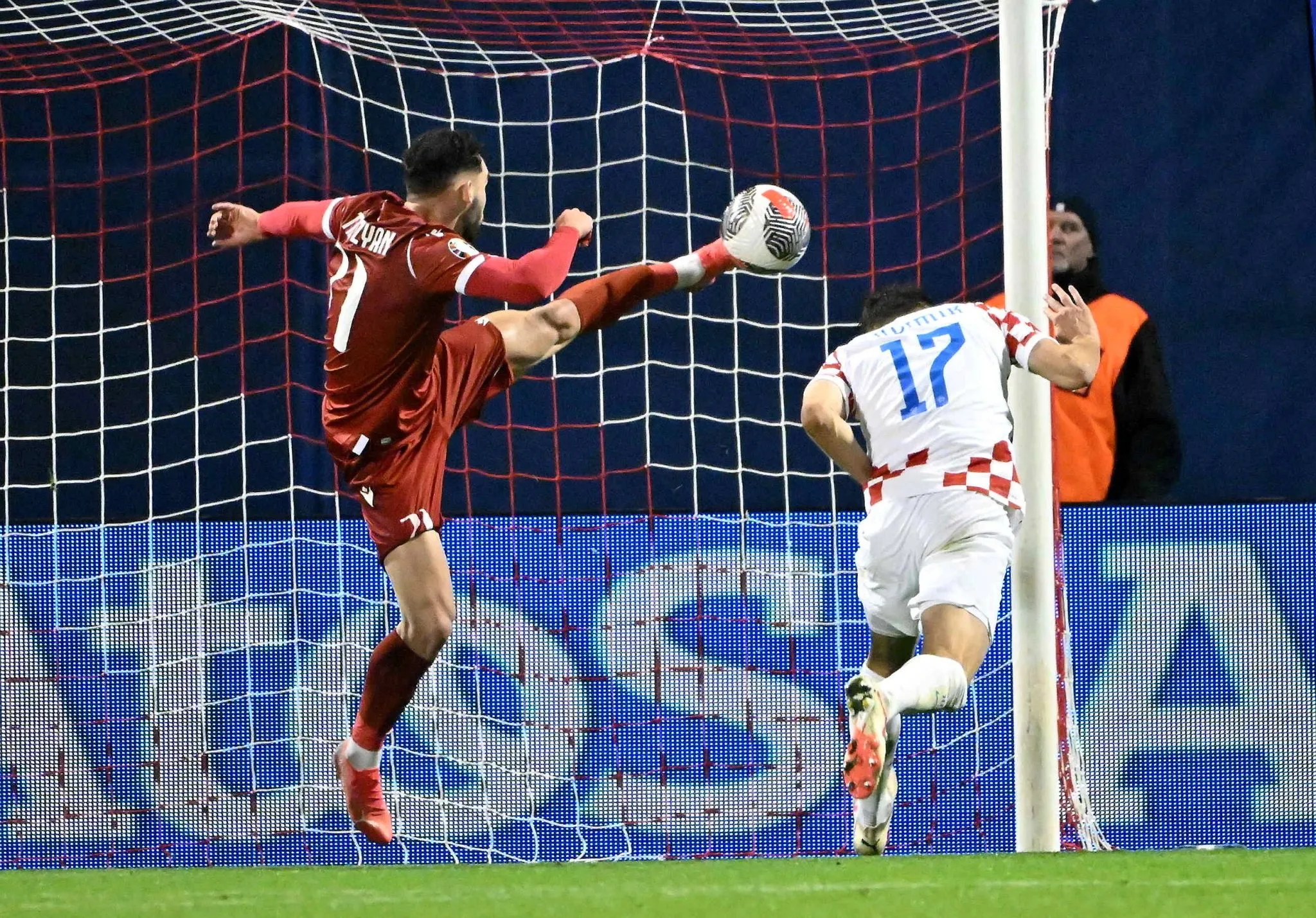 Budimir em a&ccedil;&atilde;o de cabe&ccedil;a para marcar um gol pela Cro&aacute;cia. Foto: IMAGO/Hanza Media