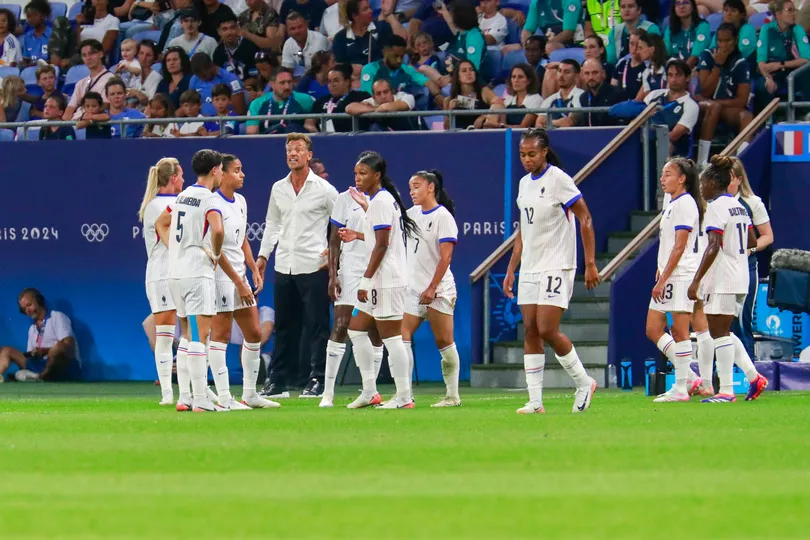 Herv&eacute; Renard orienta jogadoras francesas 