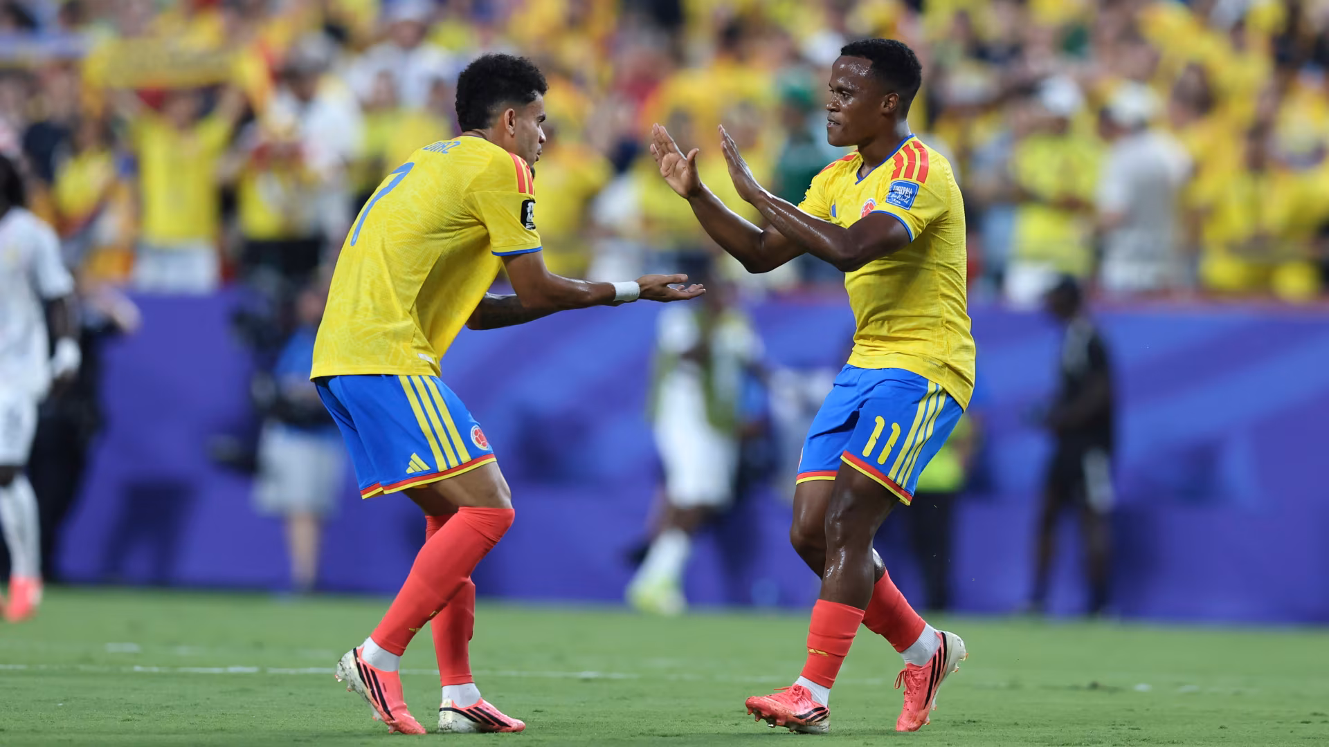 Col&ocirc;mbia 1 x 0 Gana: Su&aacute;rez sai do banco, d&aacute; assist&ecirc;ncia e acaba com o sonho africano em seis minutos