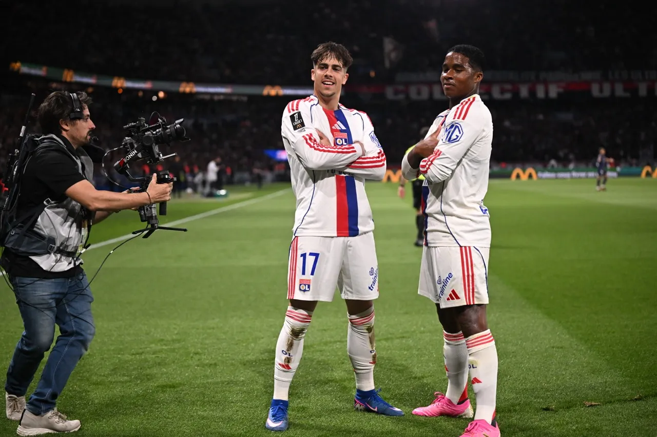 Endrick e Afonso Moreira comemoram gol do Lyon