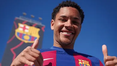 Cercado de expectativas, Vitor Roque chega ao Barcelona para aumentar legado brasileiro no clube