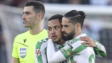 Vitor Roque perde gol inacredit&aacute;vel e ex-Real Madrid salva o Betis