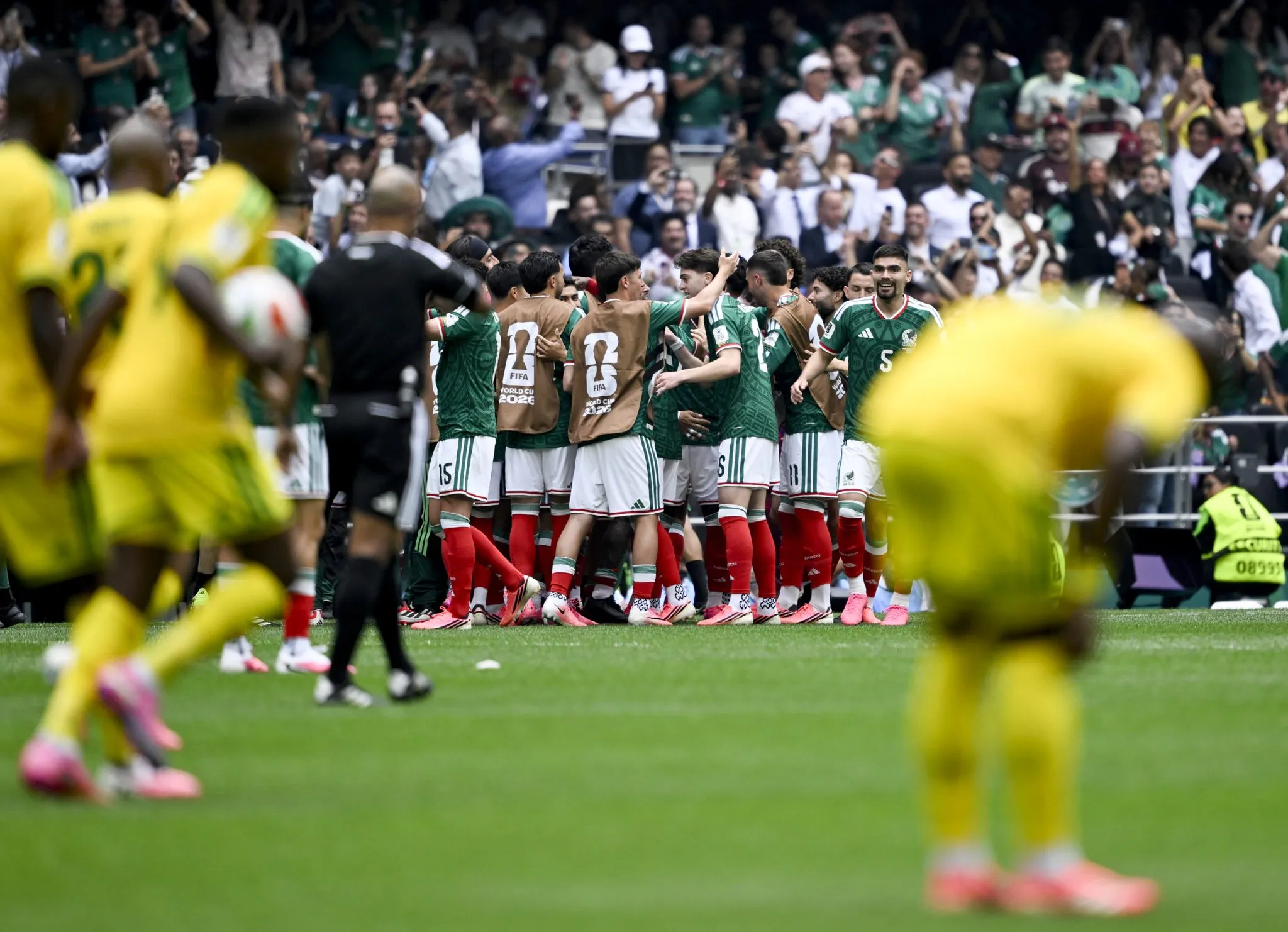 M&eacute;xico comemora gol em cima da &Aacute;frica do Sul na estreia da Copa do Mundo 2026