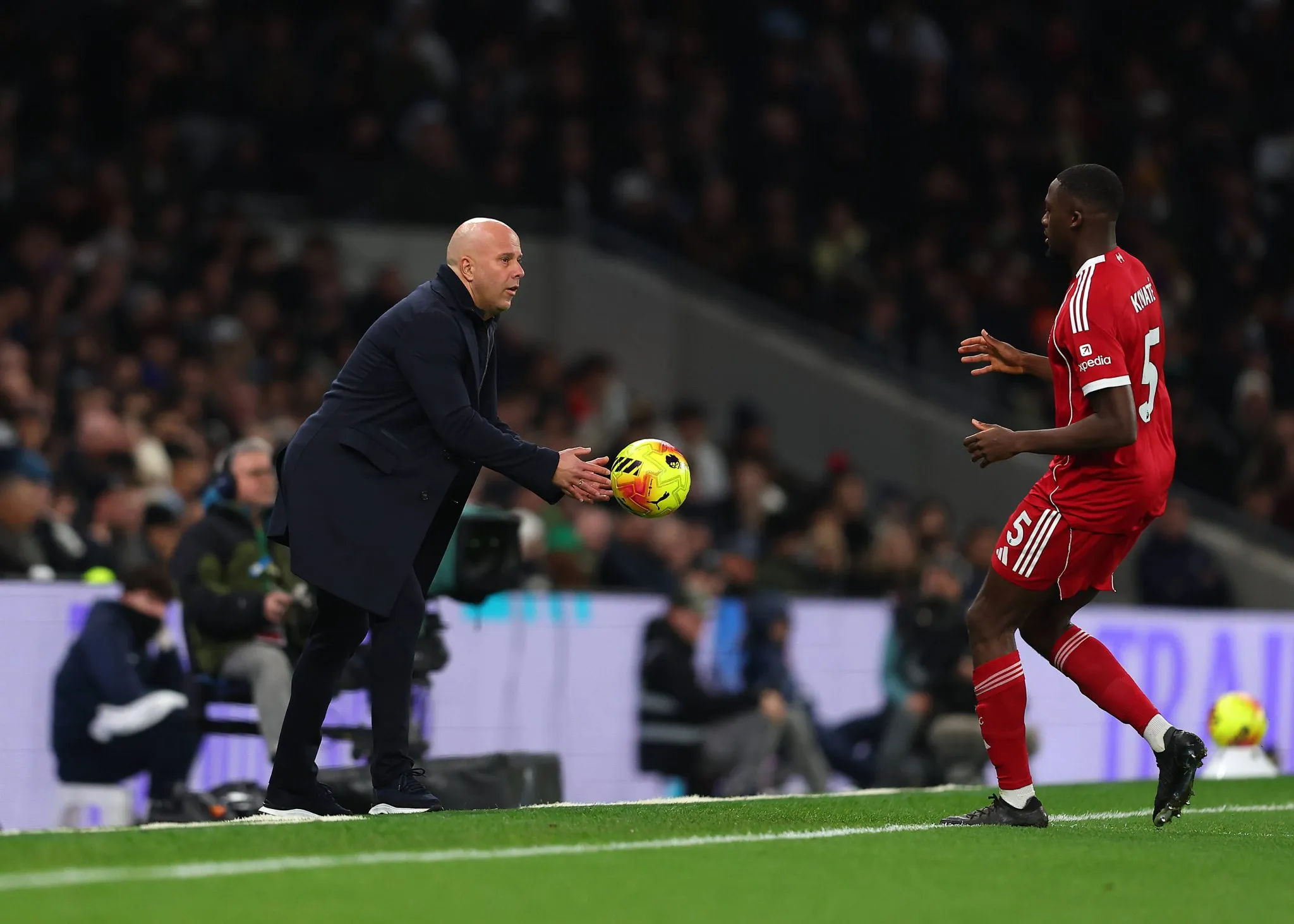 Arne Slot e Ibrahima Konat&eacute; no Liverpool (Foto: Imago)