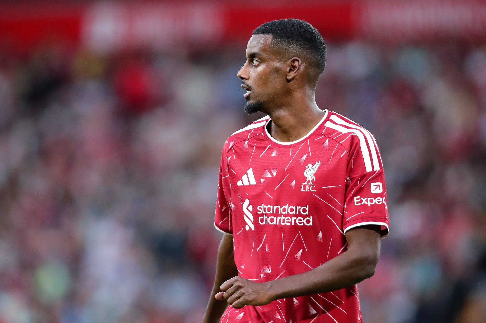Alexander Isak em jogo do Liverpool