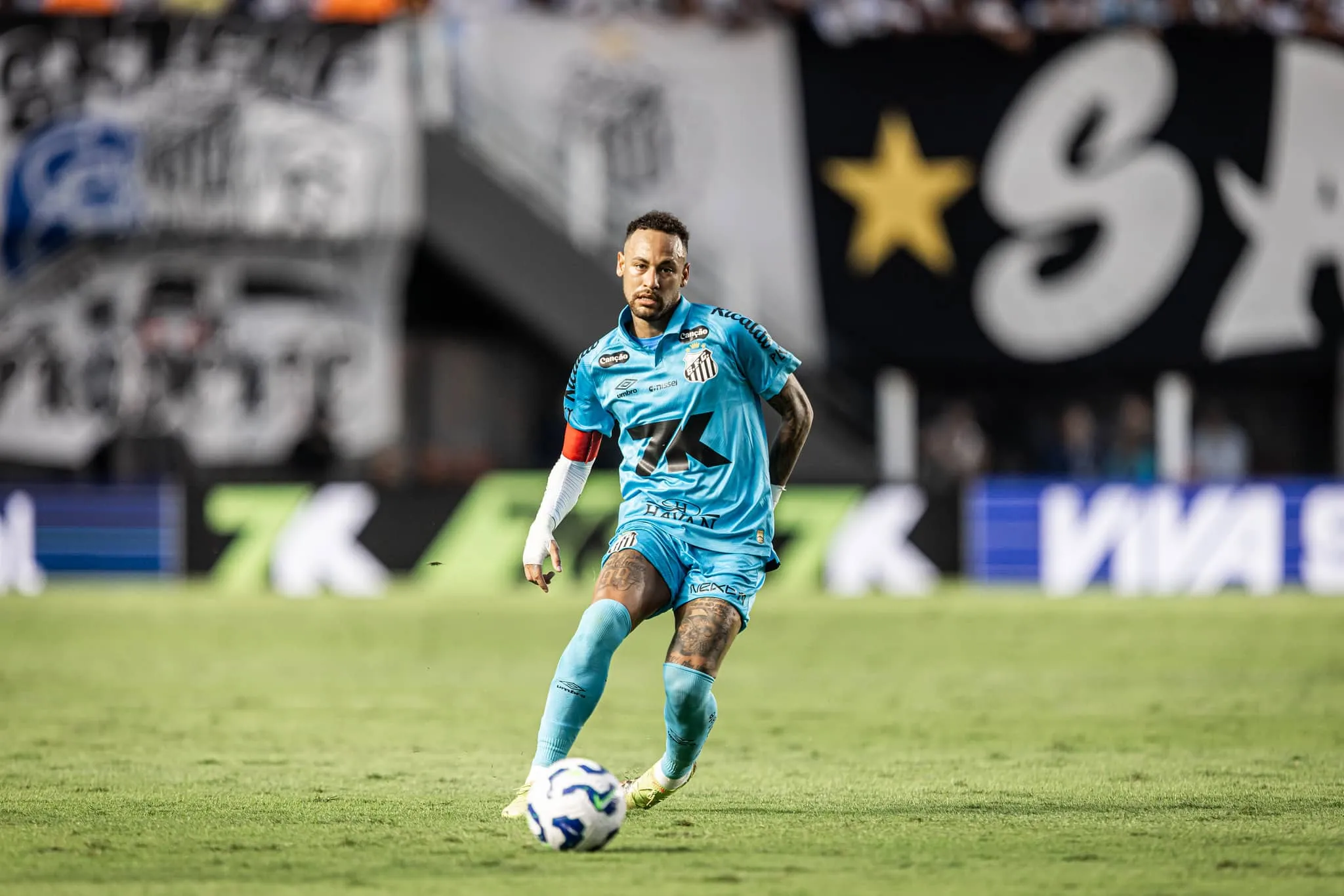 Neymar contra o Botafogo vestido de azul