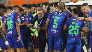 S&oacute; podia ser na Ar&aacute;bia Saudita: zagueiro comete p&ecirc;nalti no m&iacute;nimo estranho ap&oacute;s tentar cumprimentar goleiro