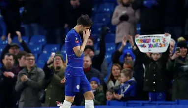 Ap&oacute;s o jogo, F&agrave;bregas n&atilde;o segurou as l&aacute;grimas em sua &uacute;ltima caminhada diante da torcida do Chelsea