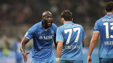 &Agrave; la Adriano Imperador, Lukaku ajuda Napoli a vencer o Milan e disparar na It&aacute;lia
