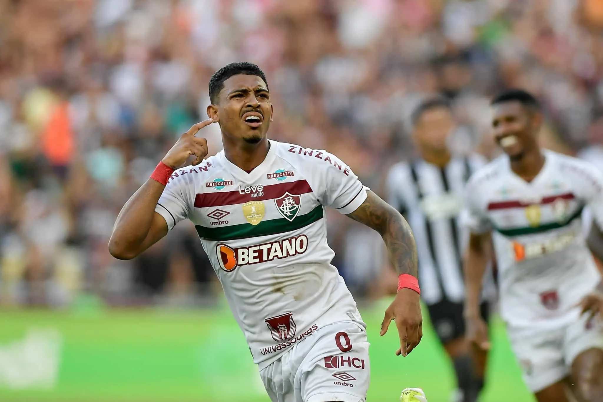 John Kennedy desmente presen&ccedil;a em festa, mas treina separado no Fluminense