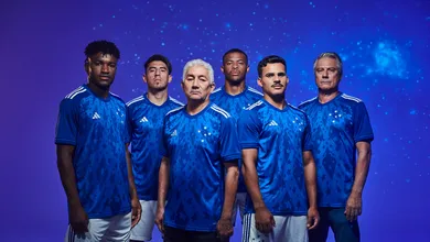 Estrelas e inspira&ccedil;&atilde;o na d&eacute;cada de 90: as novas camisas do Cruzeiro para 2024