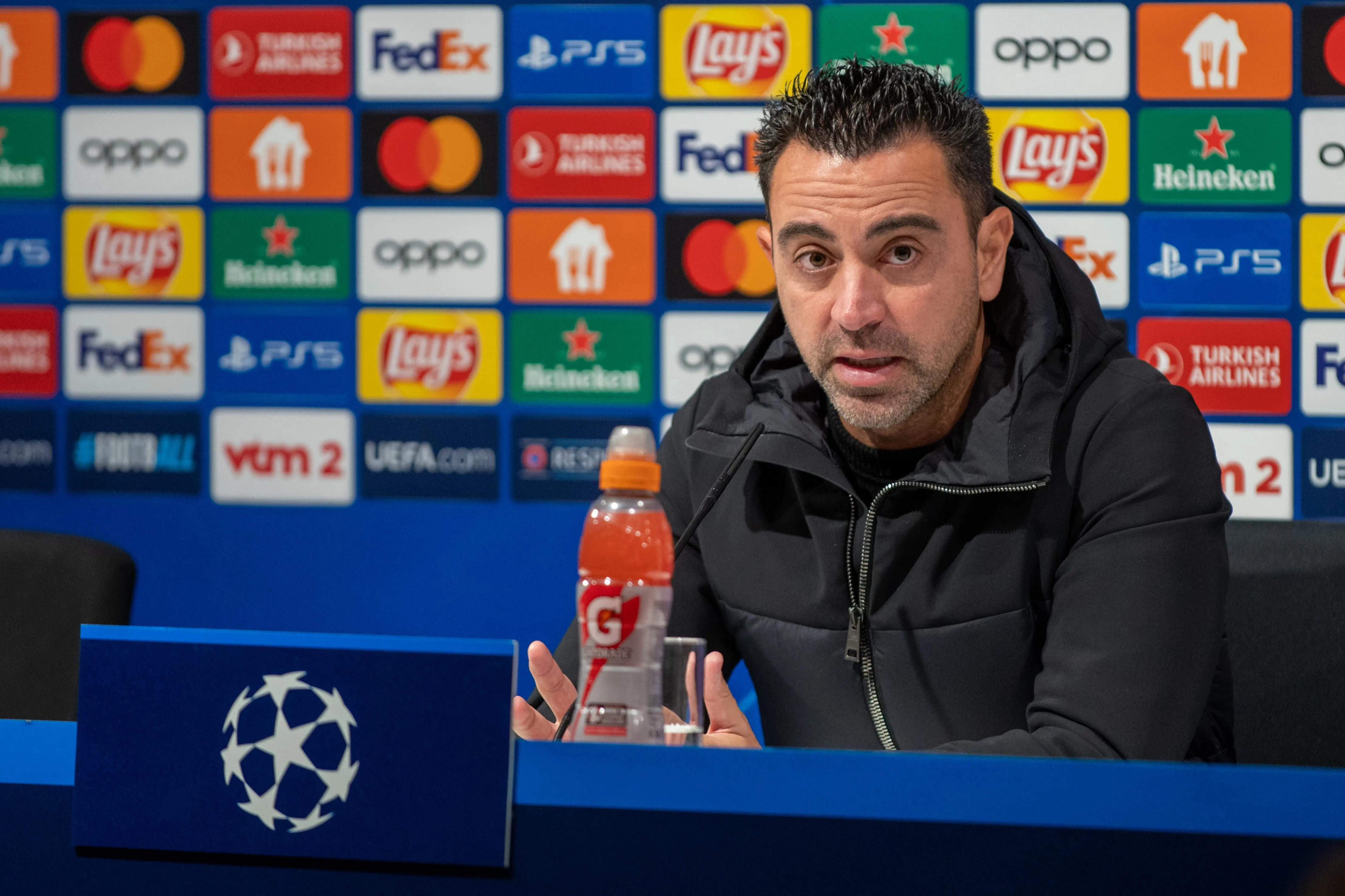 Xavi est&aacute; triste com a imprensa: &lsquo;Ningu&eacute;m me parabenizou pela classificac&atilde;o na Champions&rsquo;
